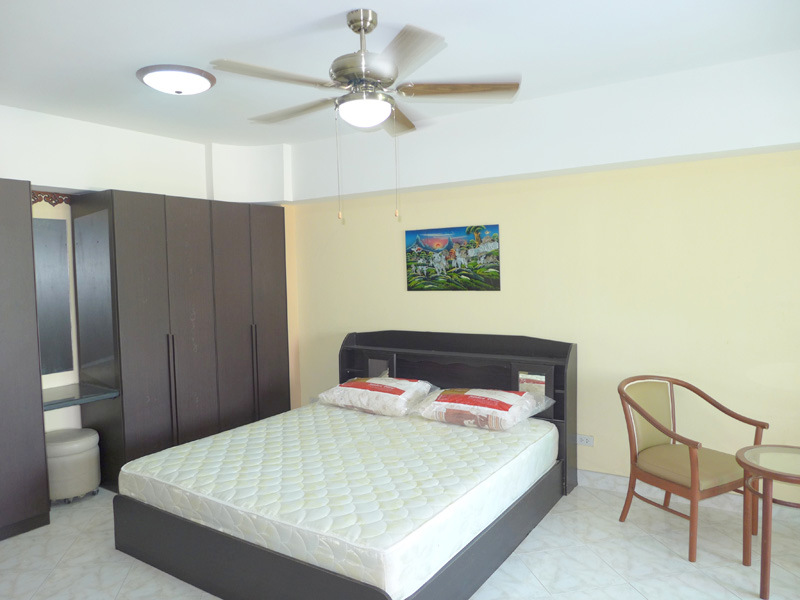 Spacious 1 Bedroom Condo At Quiet Yet Central South Pattaya