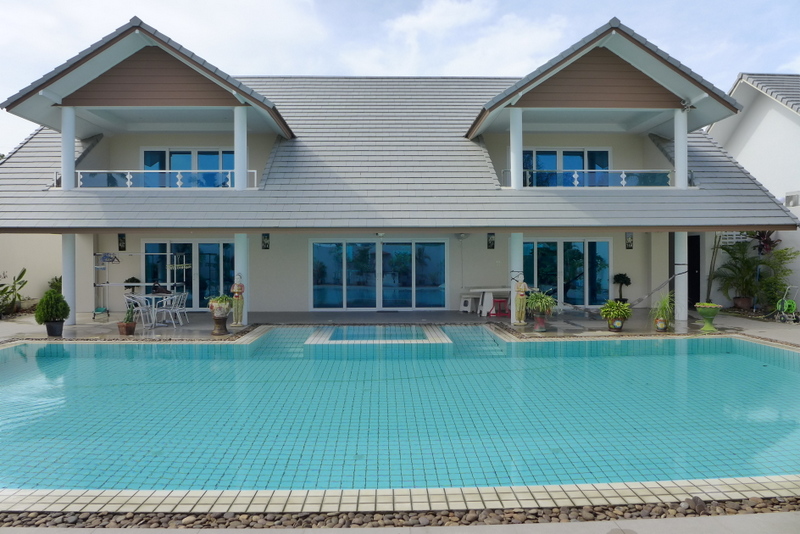 Modern 5 Bedroom House With Large Pool And Scenic Views